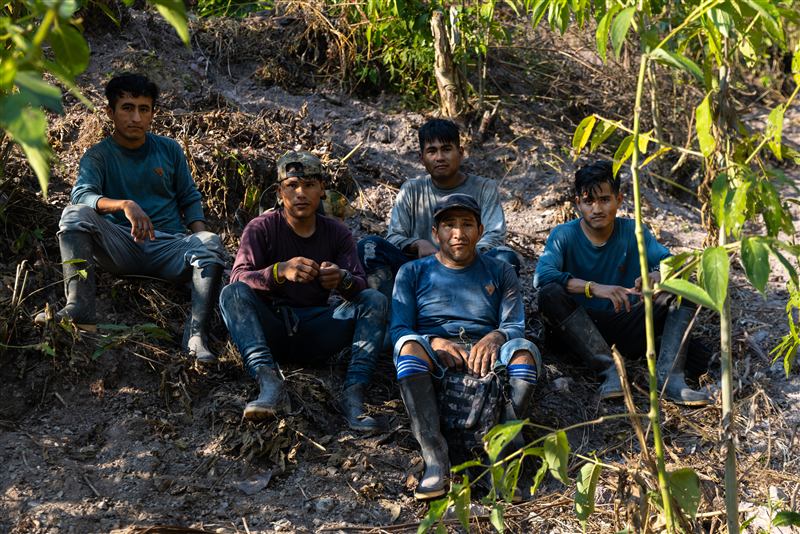 Equipo de campo de Añawi descansando en una parcela de jengibre